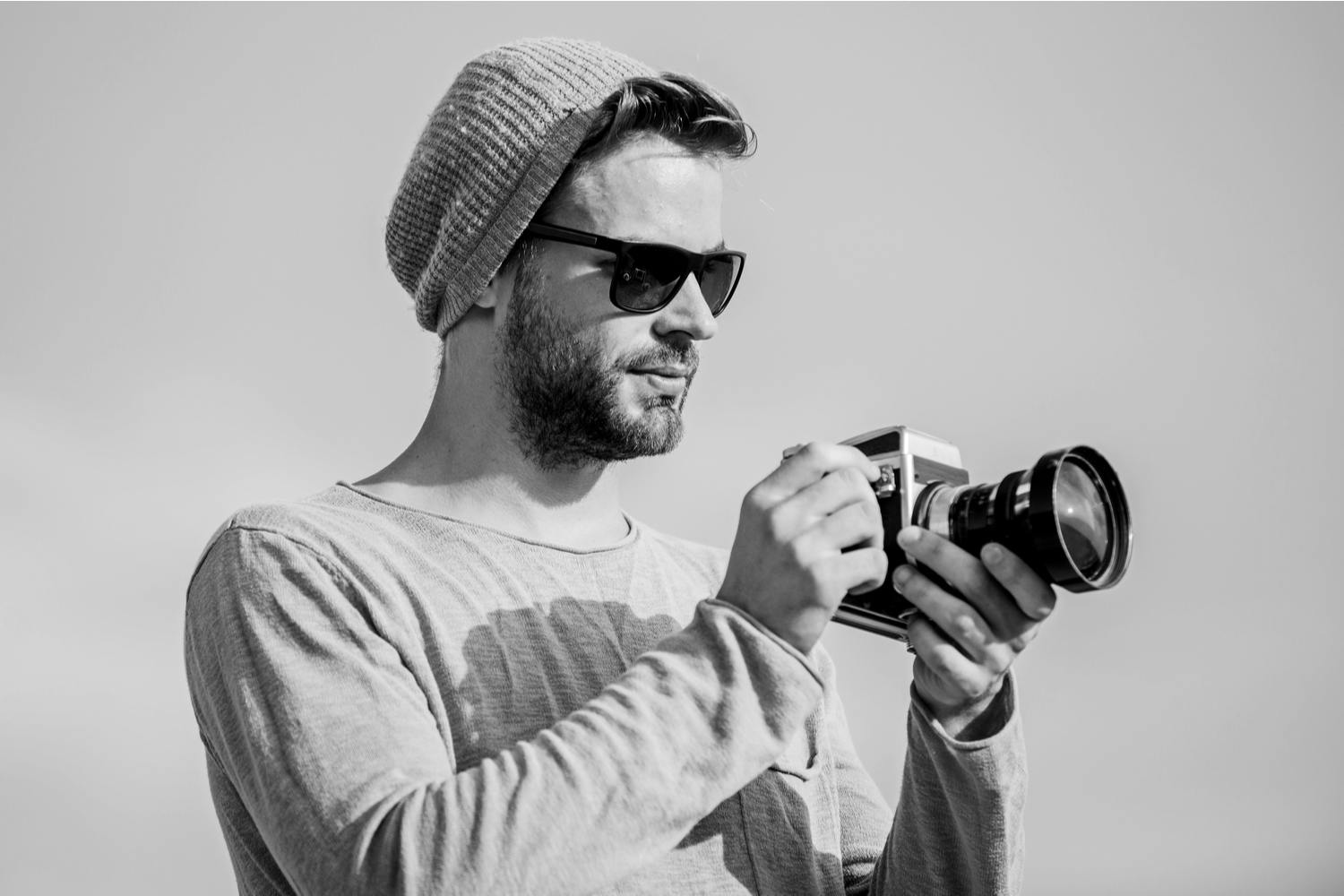 Man håller i kamera